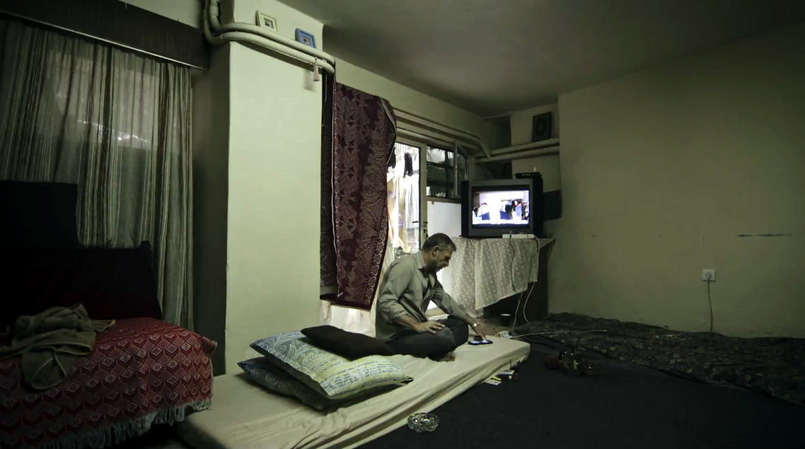 Fotograma del documental que muestra a un refugiado en Grecia.