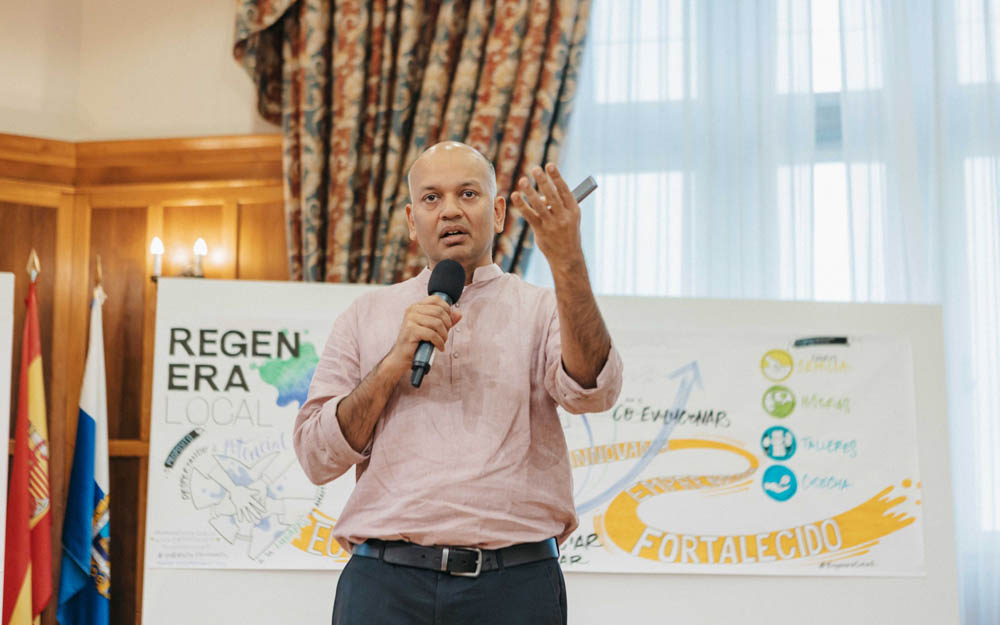 En el encuentro, participó el gurú inspiracional Nipun Mehta, quien ofreció una charla sobre liderazgo regenerativo.
