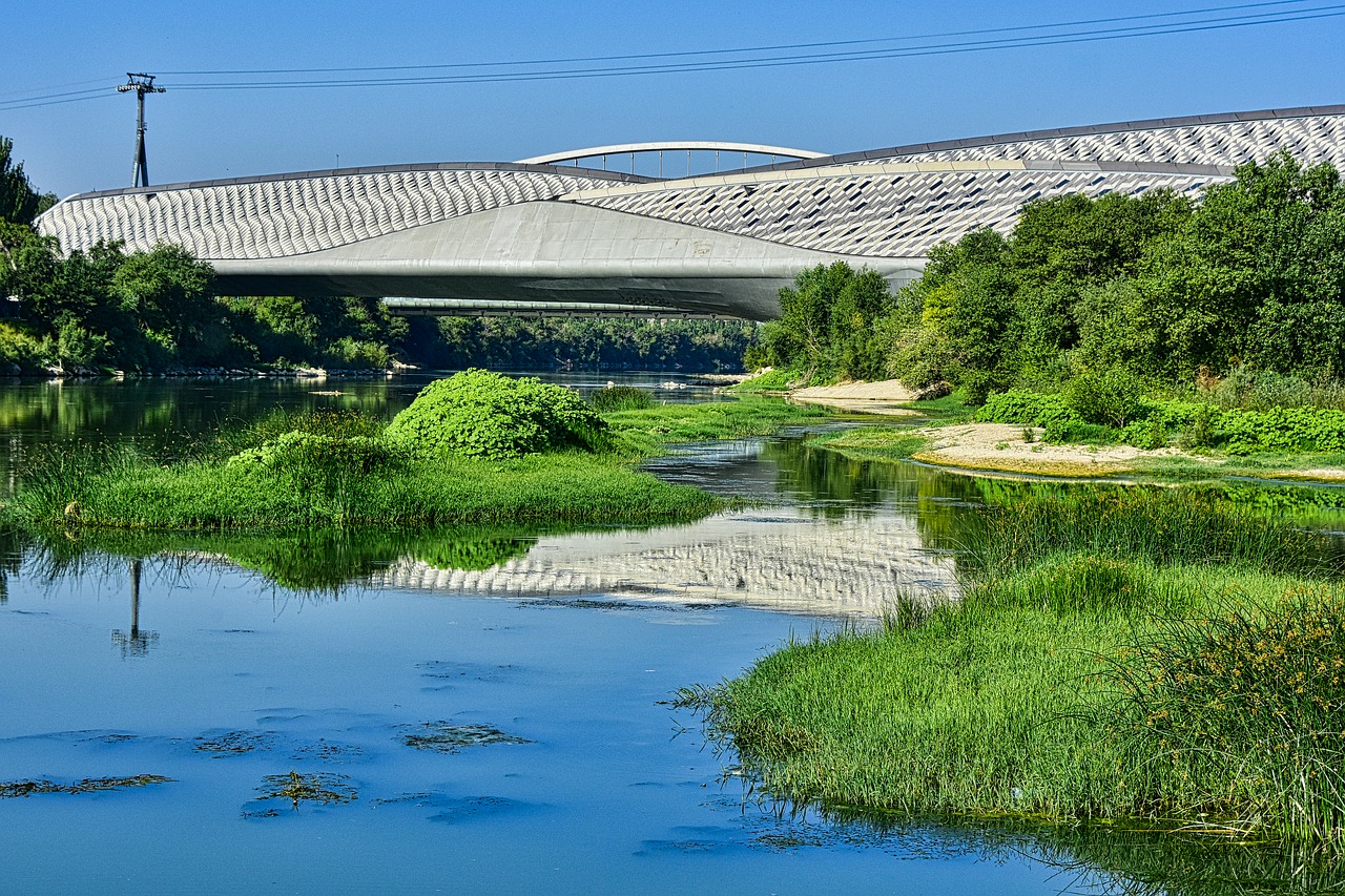 Puente sobre el río Ebro.