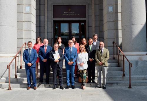 Los líderes del Clúster de Cambio Climático ante las puertas del Ministerio para la Transición Ecológica.