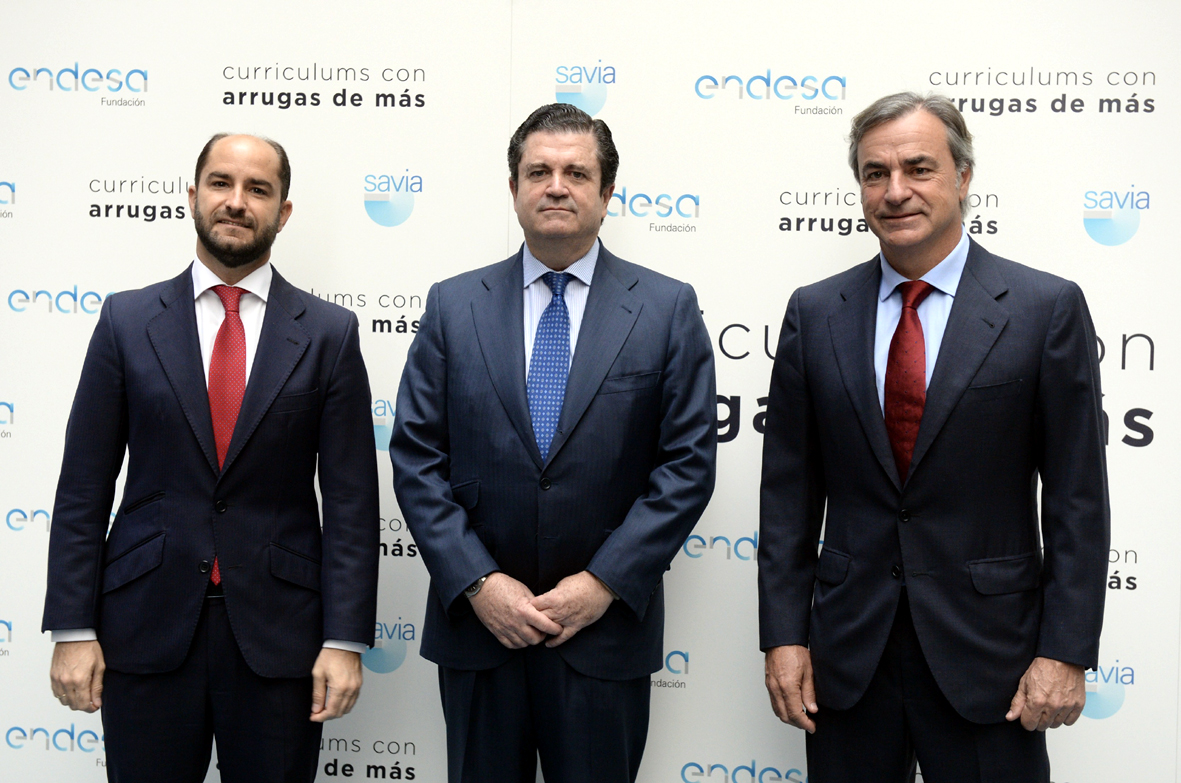 El secretario de Estado de Empleo, Juan Pablo Riesgo, el presidente de la Fundación Endesa, Borja Prado, y el piloto Carlos Sáinz.