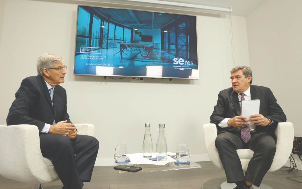 El ministro José Luis Escriva junto a Fernando Ruiz, presidente de la Fundación SERES.