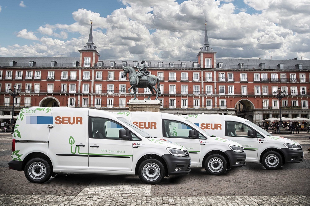 Furgonetas de la flota sostenible de SEUR en el centro de Madrid.