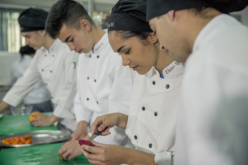 El sector terciario (servicios) será el que más empleo juvenil creará en los próximos años (Foto: Fundación Tomillo).