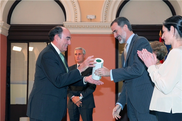 El rey Felipe VI entrega el premio a Ignacio Galán, presidente de Iberdrola.