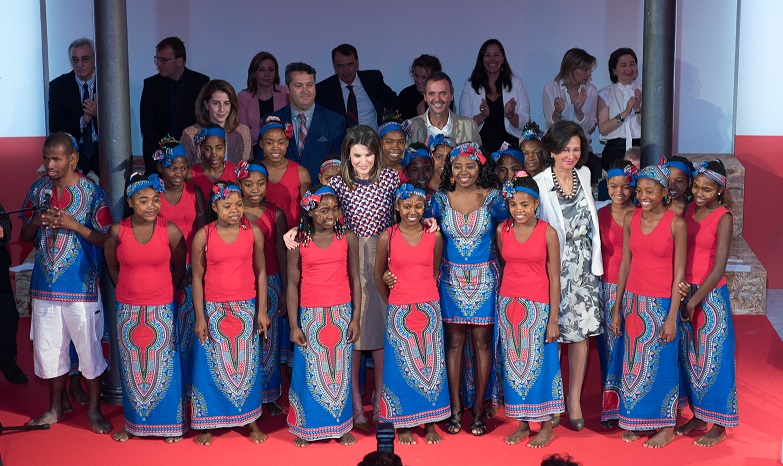 La reina Letizia y Ana Botín, junto a los componentes del Coro de Gospel Malagasy 