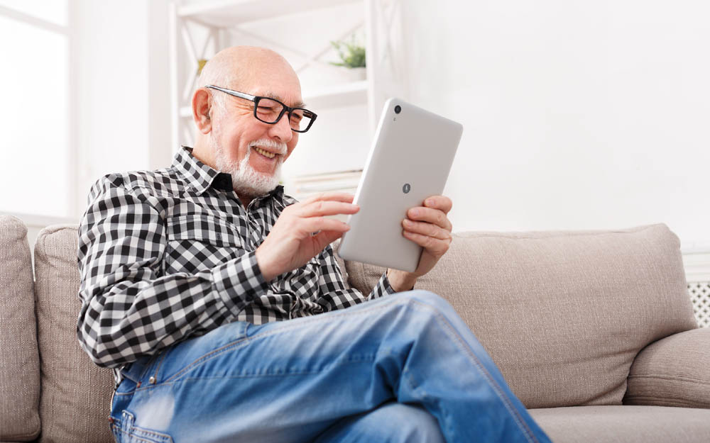 El informe sostiene que el 80% de las personas mayores asocia la tecnología a sentimientos positivos.