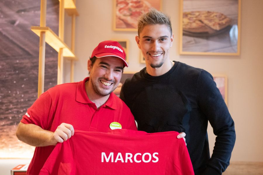 Marcos luce su camiseta junto al jugador del Rayo Vallecano Emiliano Velázquez.