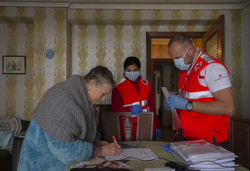 Voluntarios de la Cruz Roja entregando alimentos durante la pandemia.