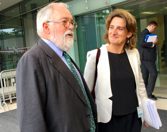 La ministra de Transicion Energética, Teresa Ribera, junto al comisario europeo de Agricultura y Medio Ambiente, Miguel Arias Cañete. Foto: España en la UE.
