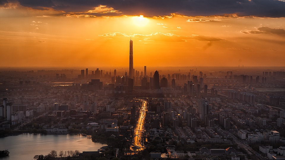 Vista de la ciudad china de Tianjin al atardecer.