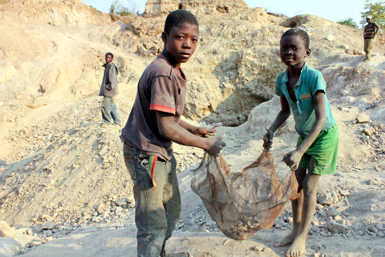 Niños trabajando en una mina en África.