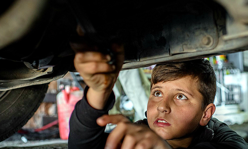 Mohamed, de 12 años, refugiado sirio, trabaja como mecánico en Irak. Foto: Unicef/Uno20145/Yar.