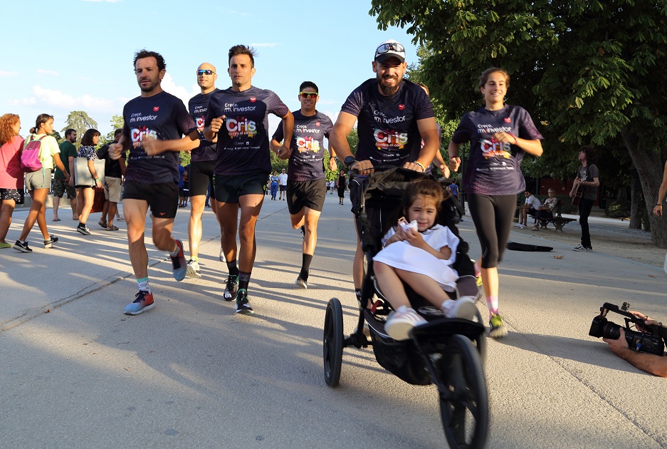 Daniel Guerrero corre con su hija Isabel durante un entrenamiento con miembros del equipo 'Un tri para Cris'.