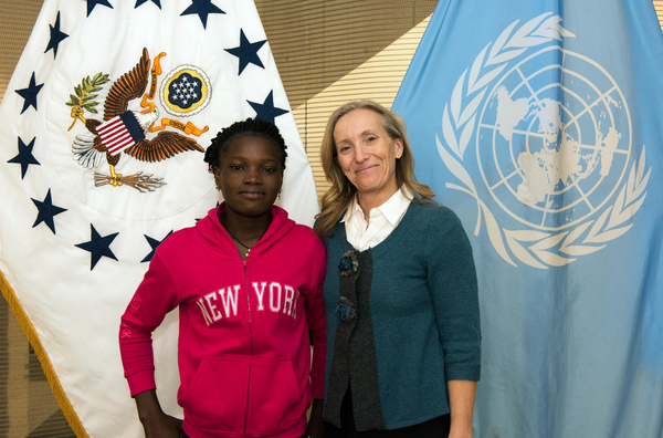 Graciela Eisie Ouakabo, de 16 años, con Kelley Eckels Currie, representante del Consejo Económico y Social de Naciones Unidas.