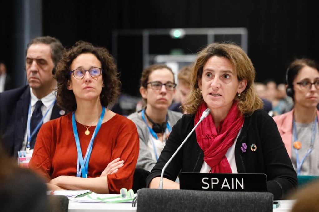 La directora de la Oficina Climática, Valvanera Ulargui, y la ministra de Transición Ecológica, Teresa Ribera, en un momento de las negociaciones