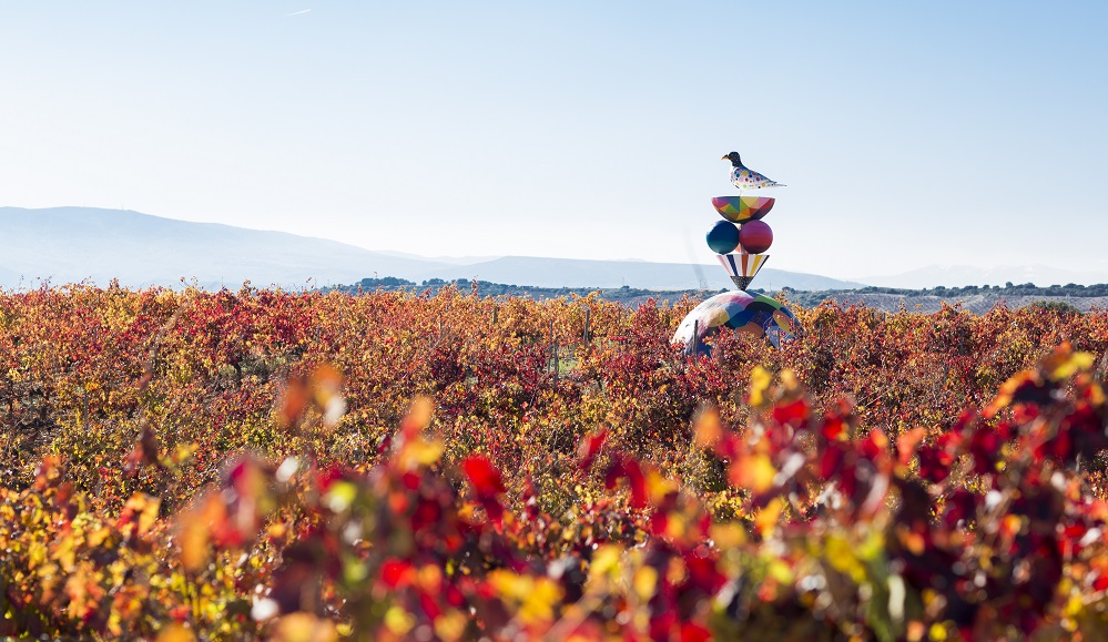 Escultura de los artistas callejeros Okuda y Remed en el viñedo de la bodega Campo Viejo (La Rioja).