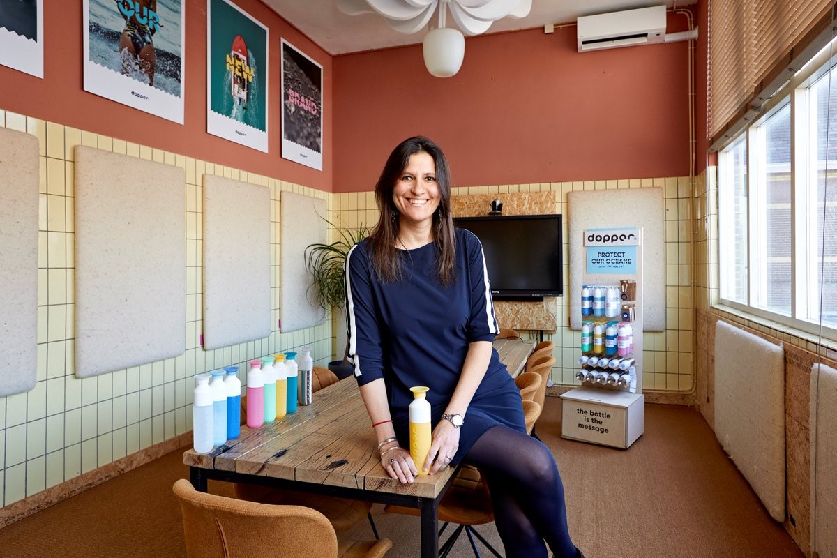 Virginia Yanquilevich, CEO de Dopper, con las botellas de la compañía.