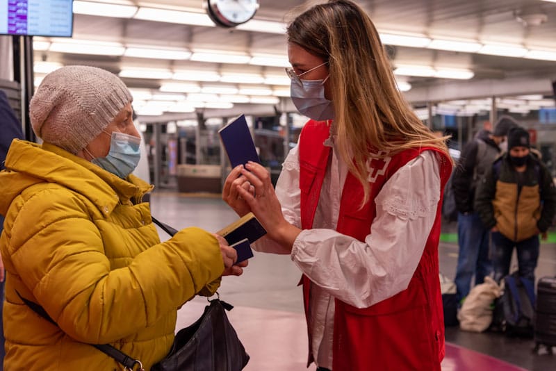 Una voluntaria de Cruz Roja ofrece su ayuda a una mujer ucraniana.