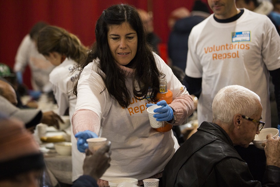 Voluntarios de Repsol colaboran en un comedor social de Mensajeros de la Paz (Foto: Voluntare)