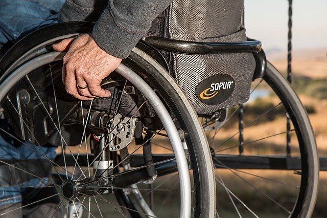 Persona con discapacidad en silla de ruedas