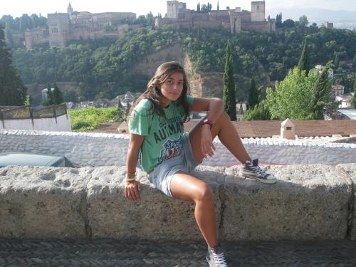 Yasmina Escudero, posando ante la Alhambra de Granada.