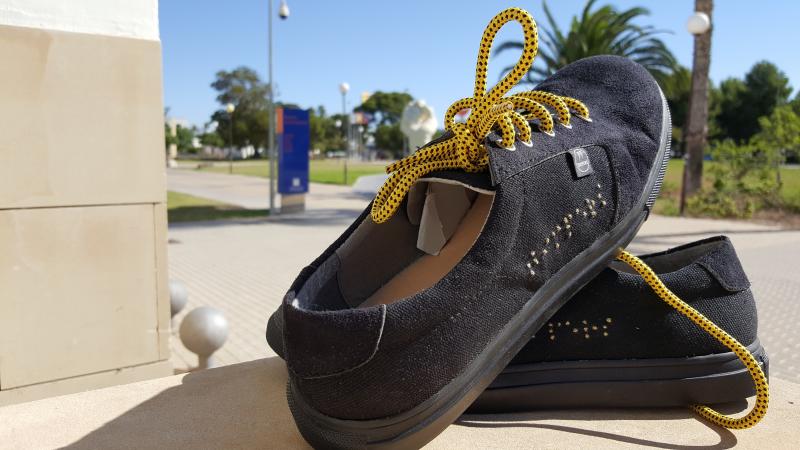 Las zapatillas llevan el logo de la marca en braille.