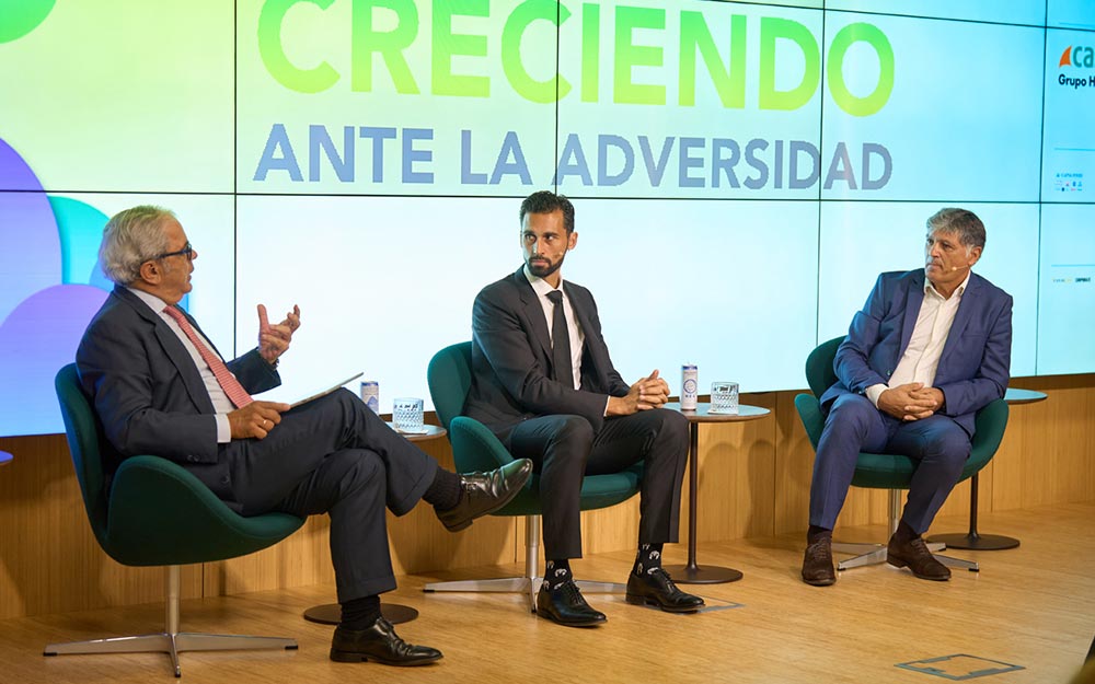 De izda. a dcha: Ignacio Babé, Álvaro Arbeloa y Toni Nadal durante su diálogo en el Foro.  