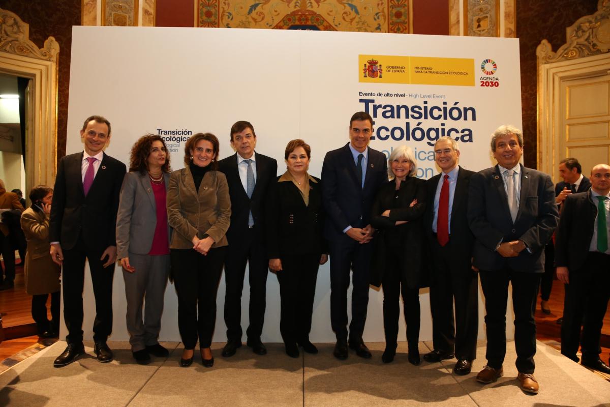 Pedro Sánchez, Pedro Duque, María Jesús Montero y Teresa Ribera, junto a varios de los ponentes del evento. (Foto: Pool Moncloa / Fernando Calvo)