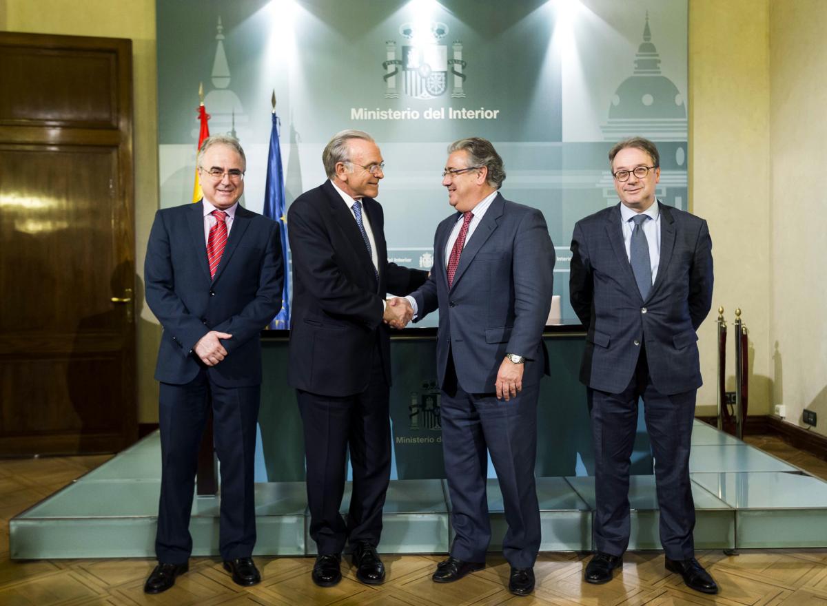 El ministro del Interior, Juan Ignacio Zoido, y el presidente de la Fundación Bancaria ”la Caixa”, Isidro Fainé, tras la firma del acuerdo.