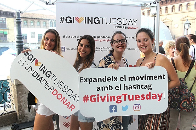 Un grupo de voluntarias y simpatizantes de #GivingTuesday en Cataluña 