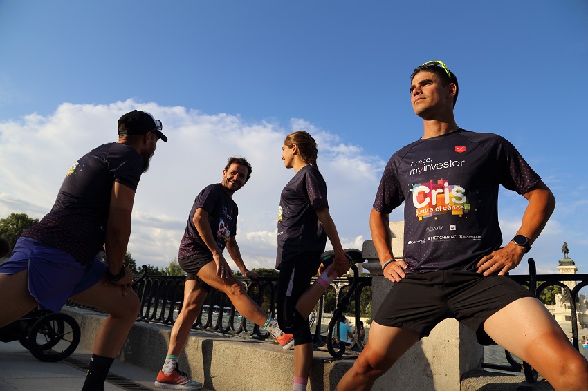 Grupo de triatletas del equipo 'Un tri para Cris' en un entrenamiento.