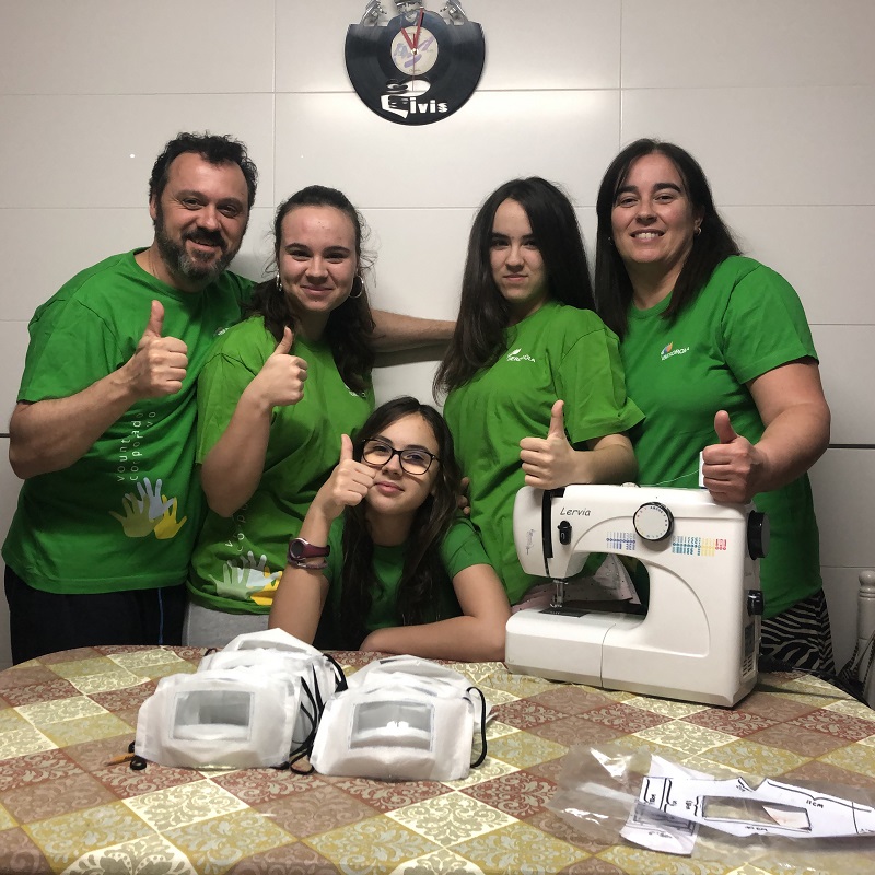 Voluntarios de Iberdrola que han elaborado las mascarillas.