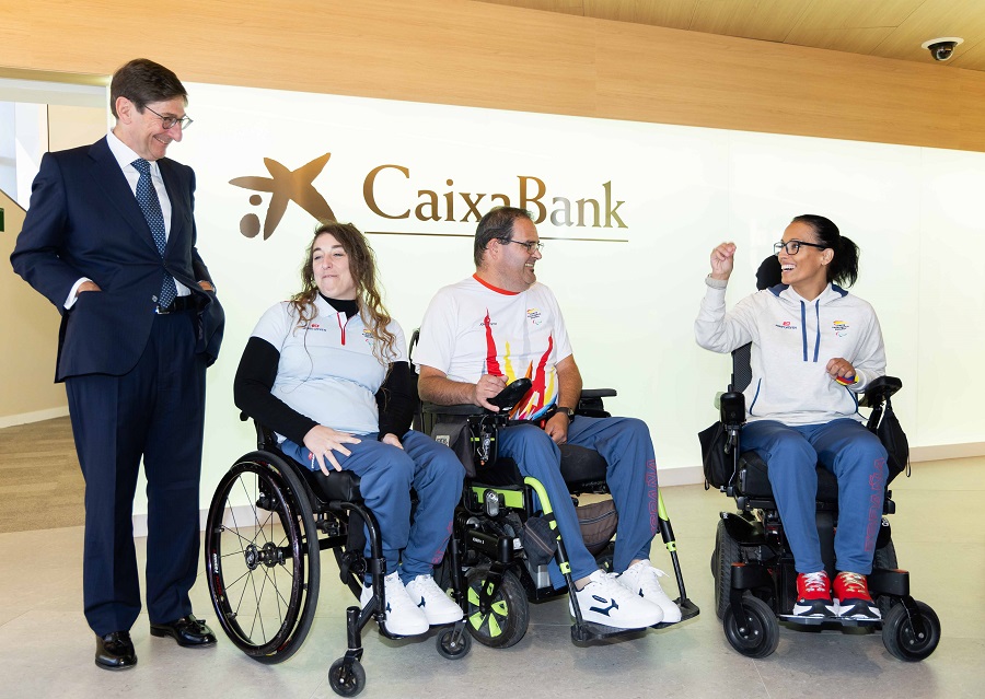 El presidente de CaixaBank, José Ignacio Goirigolzarri, bromea con un grupo de deportistas.