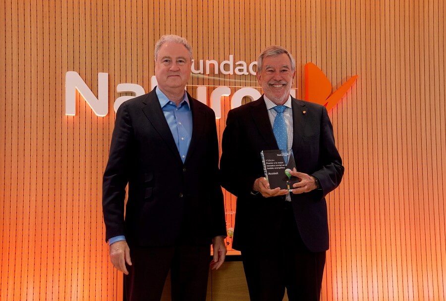 Jordi Garcia Tabernero entrega el accesit a Cáritas Diocesana de Madrid.