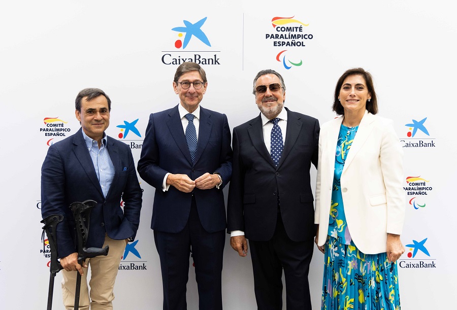 De izquierda a derecha, Alberto Jofre, director gerente del Comité Paralímpico Español; José Ignacio Goirigolzarri, presidente de CaixaBank; Miguel Carballeda, presidente del Comité Paralímpico Español; y Mª Luisa Martínez , directora de Comunicación y Relaciones  Institucionales de CaixaBank.