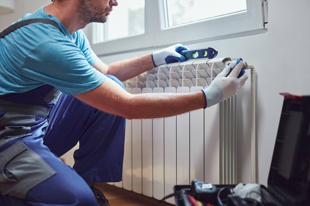 están diseñados para funcionar con sistemas de calefacción como las bombas de calor, lo que maximiza la eficiencia energética.
