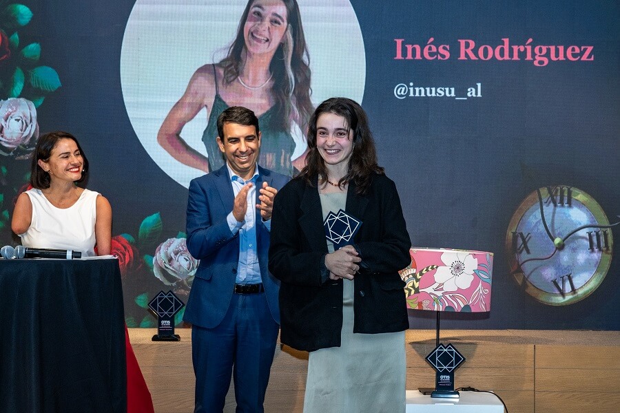  Inés Rodríguez, logopeda y divulgadora de la discapacidad, recogiendo el premio.