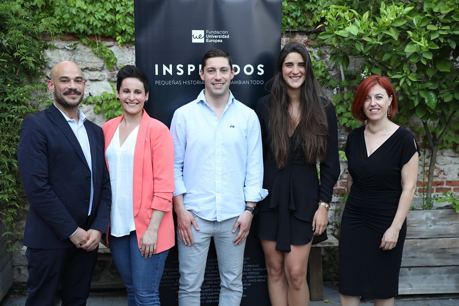 Andrés Pina, director de los Premios JES, y Lorena Esmoris (Fundación Universidad Europea) flanquean a los ganadores de las menciones: Miriam Reyes, Alberto Cabanes y June Arrieta.