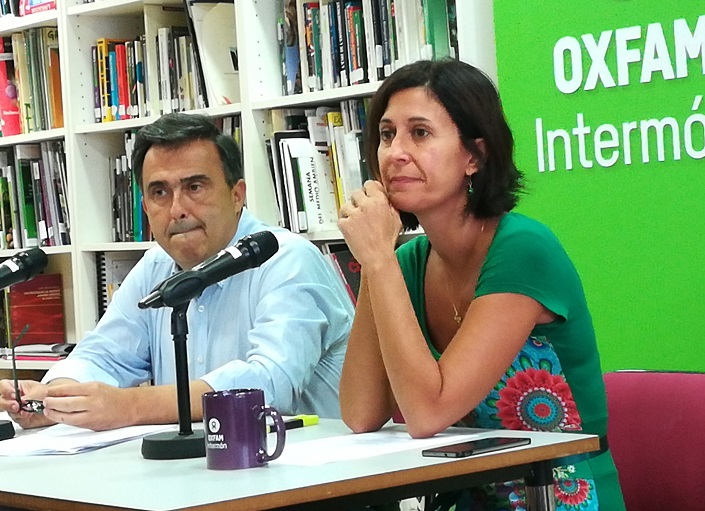 José María Vera, director general de Oxfam Intermón, y Lara Contreras, responsable de Relaciones Institucionales