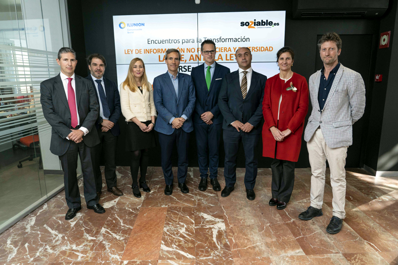 Alejandro Oñoro, consejero delegado de Ilunion; Fernando Riaño, director de Relaciones Institucionales y RSC del Grupo Social ONCE; y Antonio Barea, consejero delegado de Ilunion Comunicación Social, junto a los ponentes.