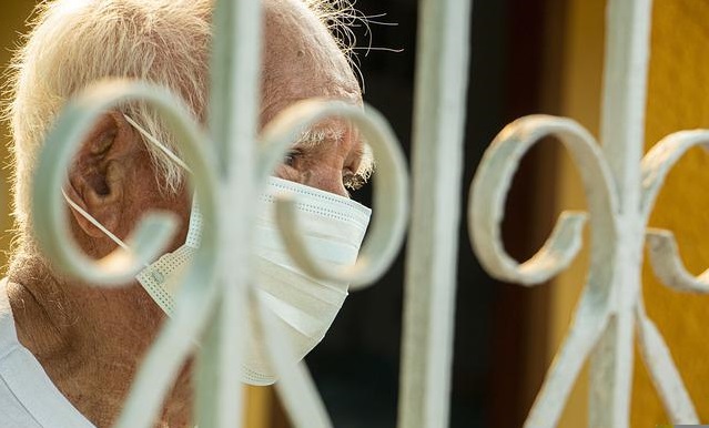 La soledad y el aislamiento de las personas mayores durante la pandemia.