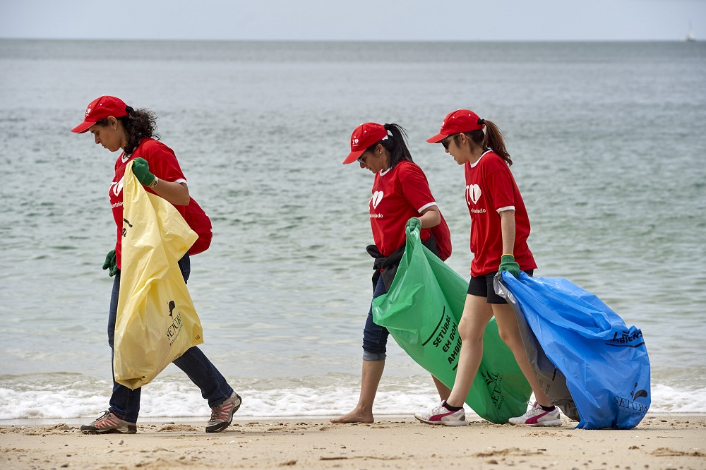 Voluntarios de Mares Circulares en labores de limpieza de playas.