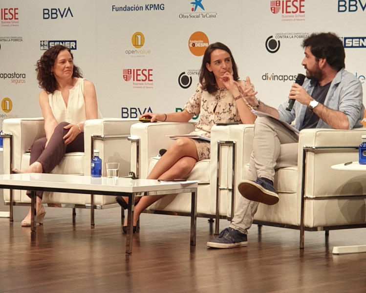 De izda. a dcha.: Lidia del Pozo (BBVA), Mónica Gil-Casares (F. Codepa) y José Carlos Sánchez (Prodigioso Volcán), en la presentación del informe. 