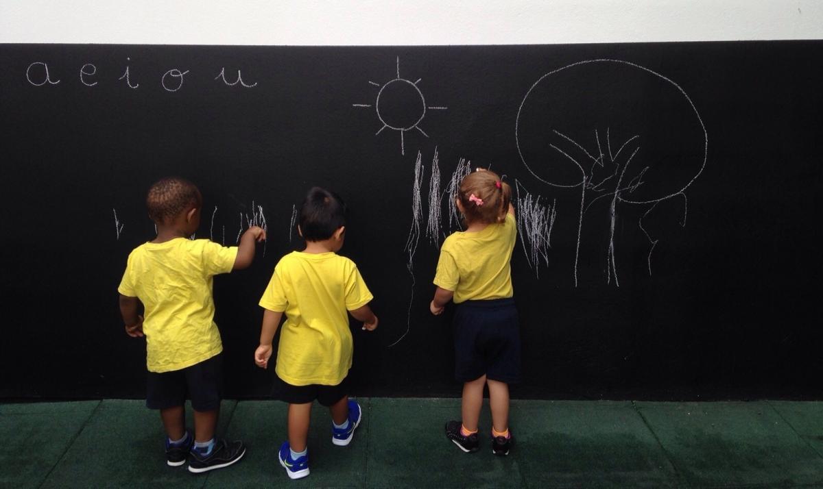 Niños en la escuela infantil de Casa Caridad.