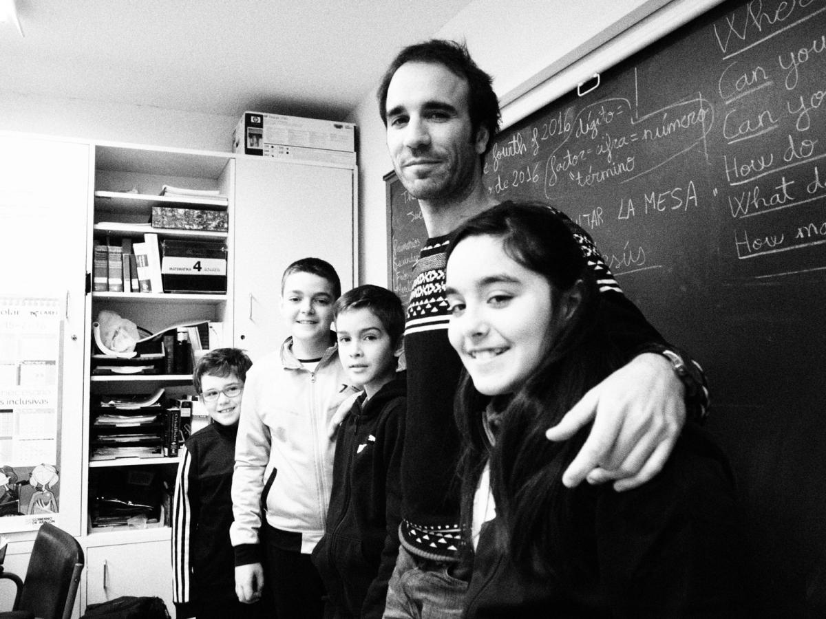 El maestro Héctor Martín y sus cuatro alumnos en el último curso de la escuela rural de Moros (Zaragoza).