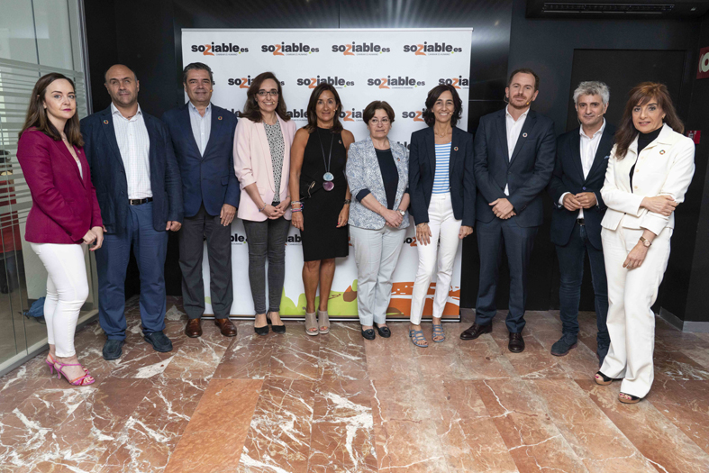 Directivos de Ilunion Comunicación Social junto a los ponentes y el moderador del encuentro.