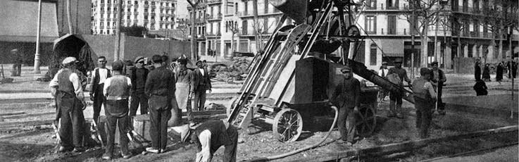 Obras de pavimentación en Barcelona, a comienzos del siglo XX.
