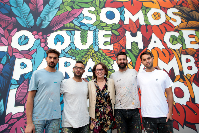 Rebeca Grynspan junto a miembros de Boa Mistura, ante el mural.