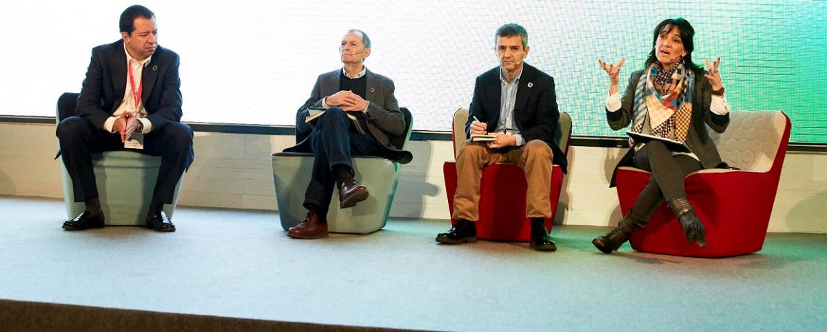 Mesa 'Un reto global', con Pedro Linares, Víctor Viñuales, Gonzalo Sáenz de Miera y Cristina Monge.